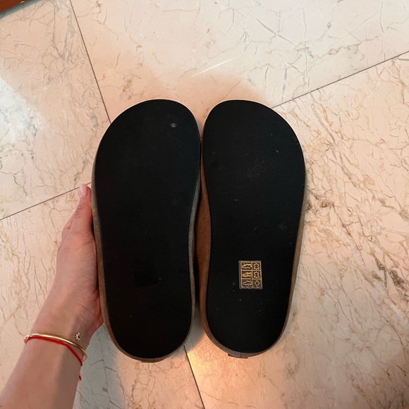 Jeffrey Campbell Content Slide - Picture 4 of 7